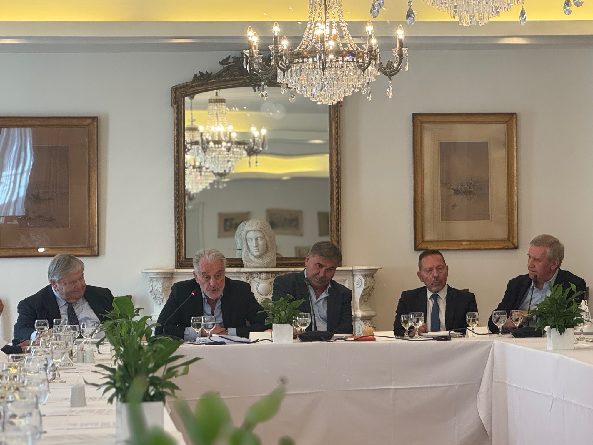 Συμμετοχή σε κλειστή συζήτηση με τον Ιβάν Κράστεβ